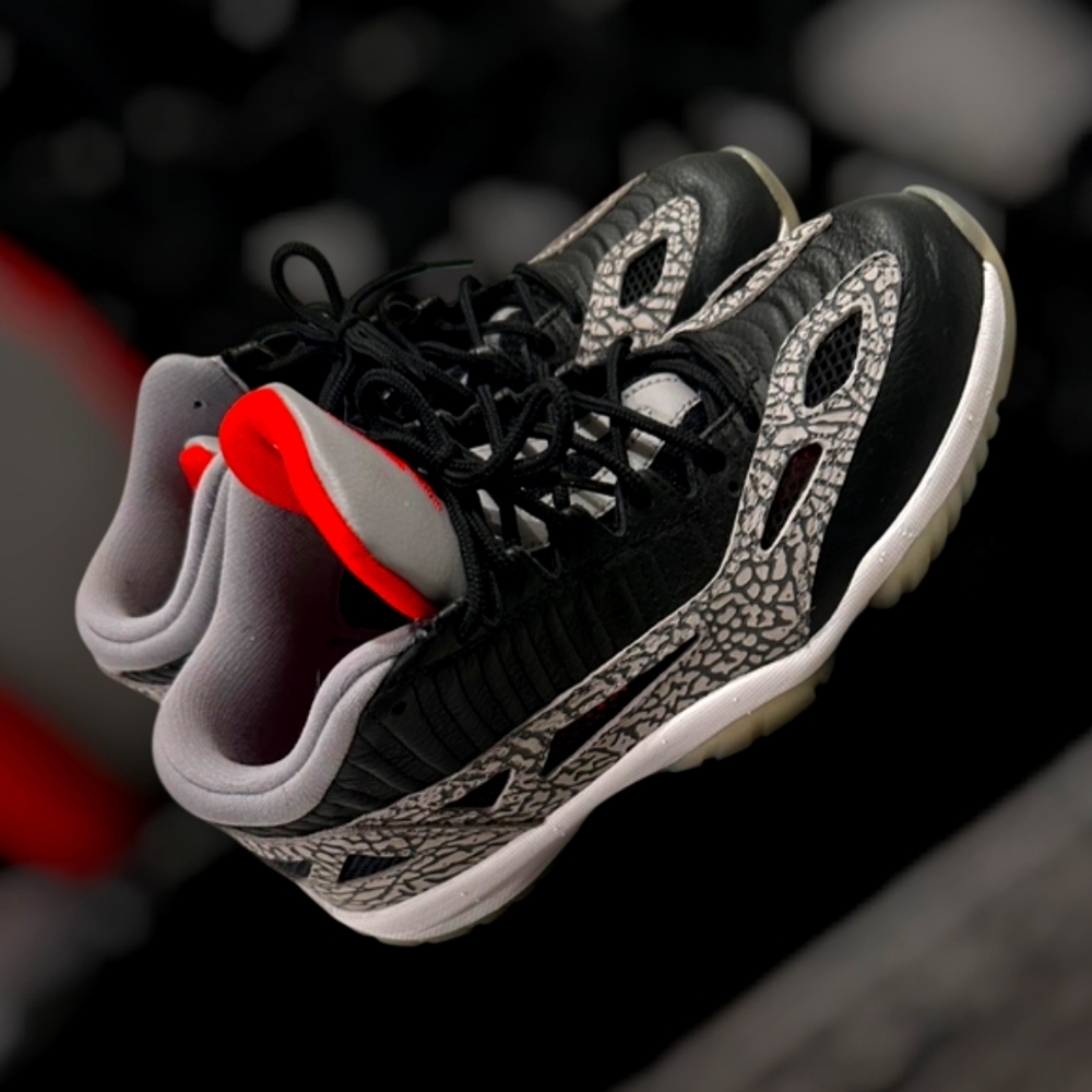Jordan Athletic Shoes Black and Gray